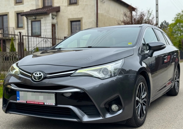 Toyota Avensis cena 59999 przebieg: 123400, rok produkcji 2018 z Knurów małe 704